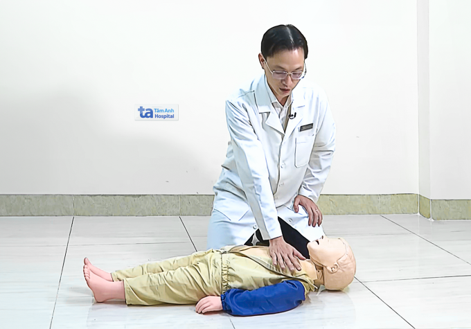 Bác sĩ Trọng hướng dẫn cách hồi sức tim phổi bằng một tay cho trẻ bị đuối nước. Ảnh minh họa: Bệnh viện Đa khoa Tâm Anh.