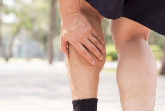 Chuột rút gây ra các cơn đau cơ đột ngột, làm giảm khả năng điều khiển hay cử động cơ đó trong thời gian ngắn. Ảnh: Runners World