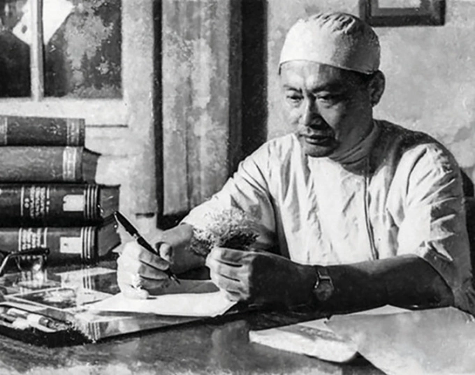 Giáo sư Tôn Thất Tùng nghiên cứu trên bệnh phẩm - gan khô. Ảnh: Tư liệu