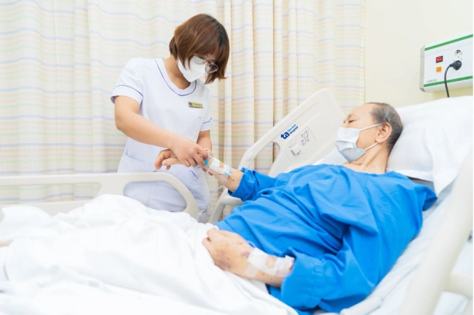 Ông Nhưỡng được điều dưỡng chăm sóc sau ca phẫu thuật thành công. Ảnh: Bệnh viện Đa khoa Tâm Anh