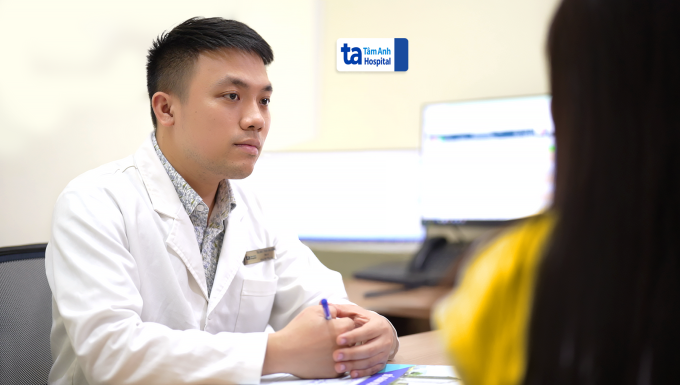 Bác sĩ Dương khám và tư vấn tâm lý cho một nhân viên công sở. Ảnh minh họa: Bệnh viện cung cấp