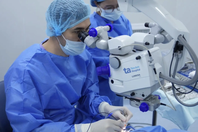 Bác sĩ Hưng xử lý bong võng mạc cho bé gái. Ảnh: Bệnh viện Tâm Anh