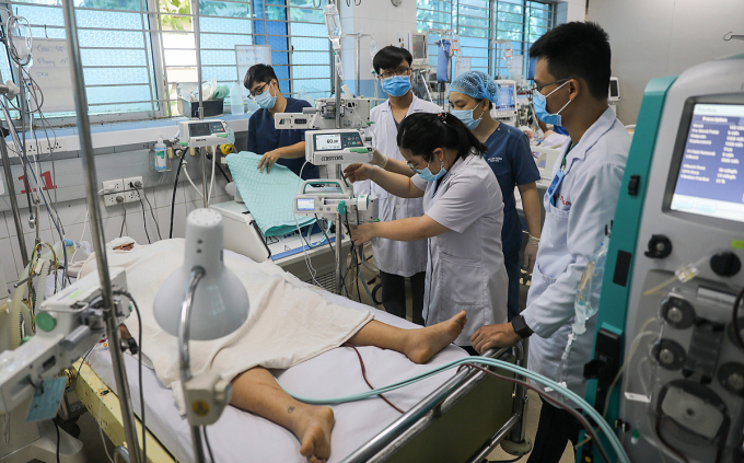 Bác sĩ bệnh viện Bệnh Nhiệt đới TP HCM điều trị bệnh nhân sốt xuất huyết nặng. Ảnh: Quỳnh Trần