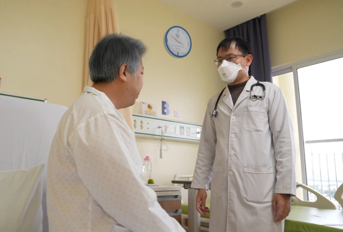 Bác sĩ Đô khám và tư vấn bệnh nhân nội trú. Ảnh: Bệnh viện Tâm Anh