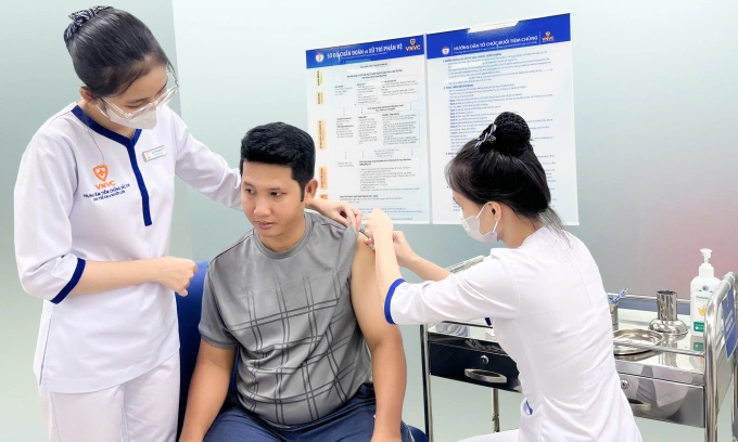 Nam giới tiêm vaccine HPV tại Hệ thống Tiêm chủng VNVC. Ảnh: Mộc Miên