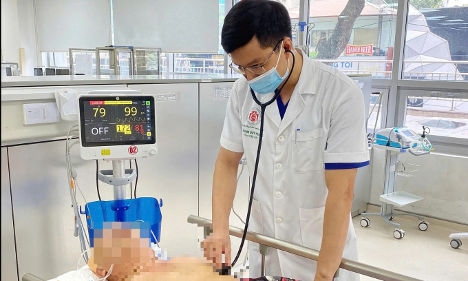 Bác sĩ khoa Cấp cứu thăm khám cho bệnh nhân uống An cung ngưu hoàng hoàn chữa đột quỵ. Ảnh: Bệnh viện cung cấp