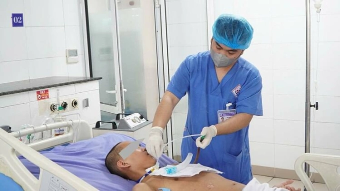 Bác sĩ điều trị bệnh nhân. Ảnh: Bệnh viện cung cấp