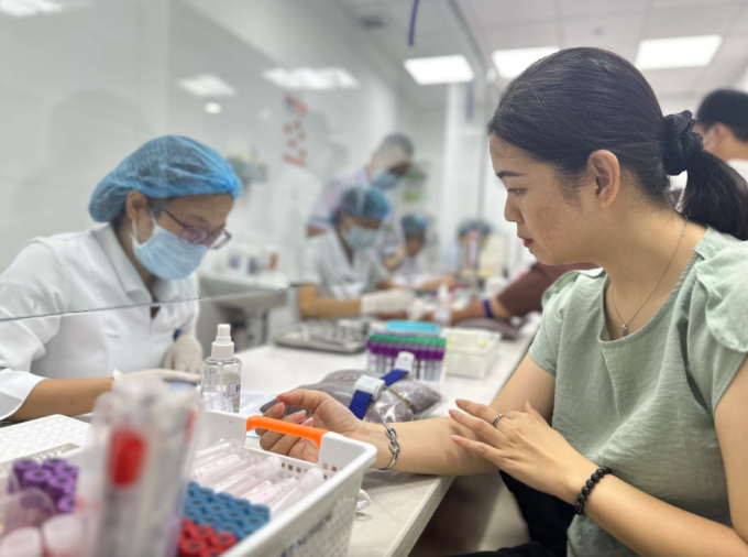 bệnh nhân lấy máu xét nghiệm tại Bệnh viện Bạch Mai. Ảnh:Lê Nga