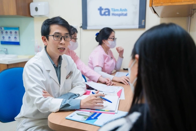 Bác sĩ Trung tâm Sản Phụ khoa đang tư vấn cho một thai phụ. Ảnh minh họa: Bệnh viện cung cấp