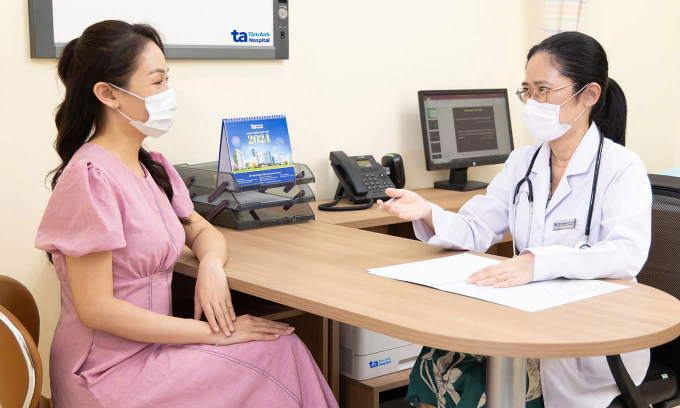 Bác sĩ Khuê tư vấn sức khỏe cho người đến khám. Ảnh minh họa: Bệnh viện Đa khoa Tâm Anh