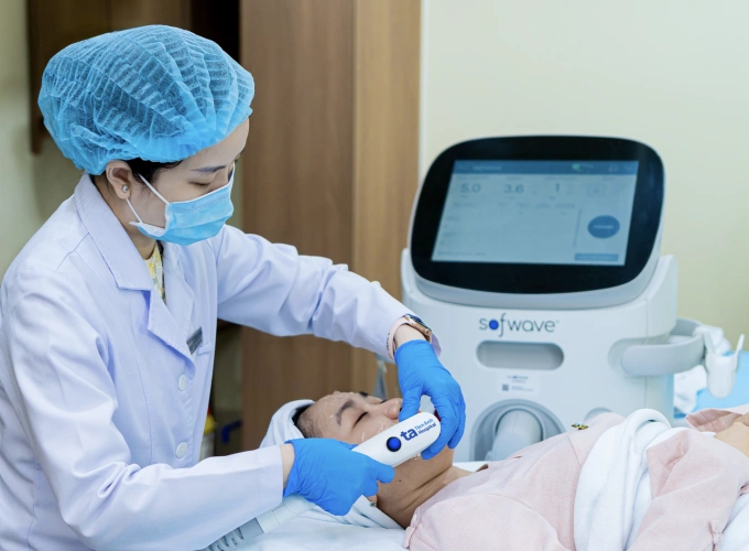 Bác sĩ Trang sử dụng công nghệ SUPERB nâng cơ, săn chắc vùng nọng cằm và đường viền hàm cho một phụ nữ. Ảnh minh họa: Bệnh viện Đa khoa Tâm Anh