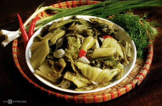 Thực phẩm có lượng natri cao như dưa chua có thể gây sỏi thận. Ảnh: Bùi Thủy