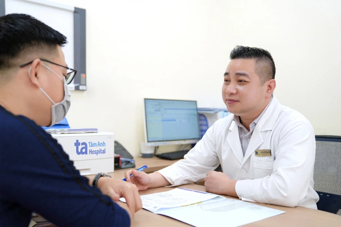 Bác sĩ Tân khám tư vấn cho bệnh nhân. Ảnh: Bệnh viện Đa khoa Tâm Anh Hà Nội