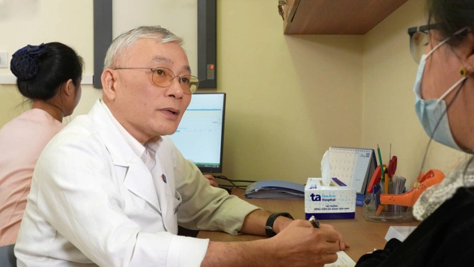 Bác sĩ Trung tâm Sản Phụ khoa tư vấn cho một người bệnh. Ảnh minh họa: Bệnh viện cung cấp