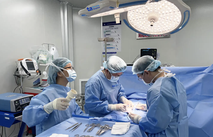 Bác sĩ Minh (trái) phẫu thuật cho một người bệnh. Ảnh minh họa: Bệnh viện Đa khoa Tâm Anh - Quận 8