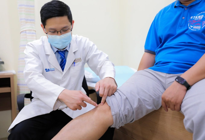 Bác sĩ Ơn kiểm tra tình trạng chức năng khớp gối người bệnh. Ảnh: Phòng khám Đa khoa Tâm Anh Quận 7