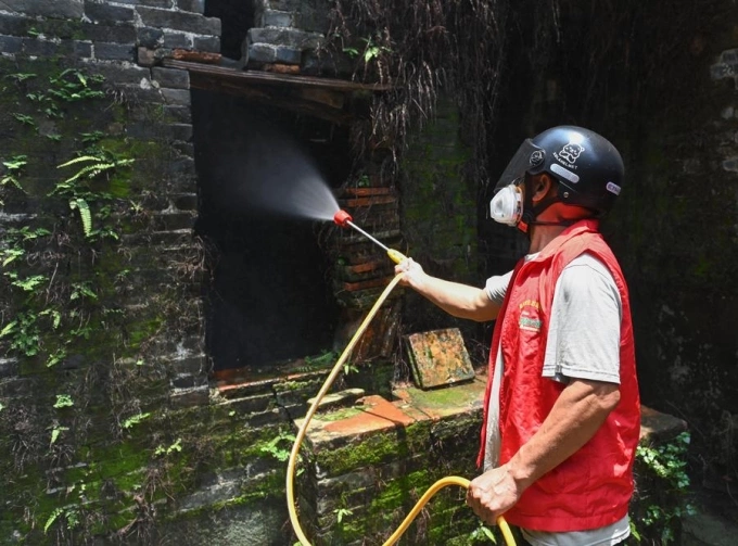Phun thuốc diệt côn trùng để diệt muỗi tại một ngôi làng ở thành phố Phật Sơn, tỉnh Quảng Đông, Trung Quốc, ngày 25 tháng 7 năm 2025. Ảnh: Tân Hoa xã