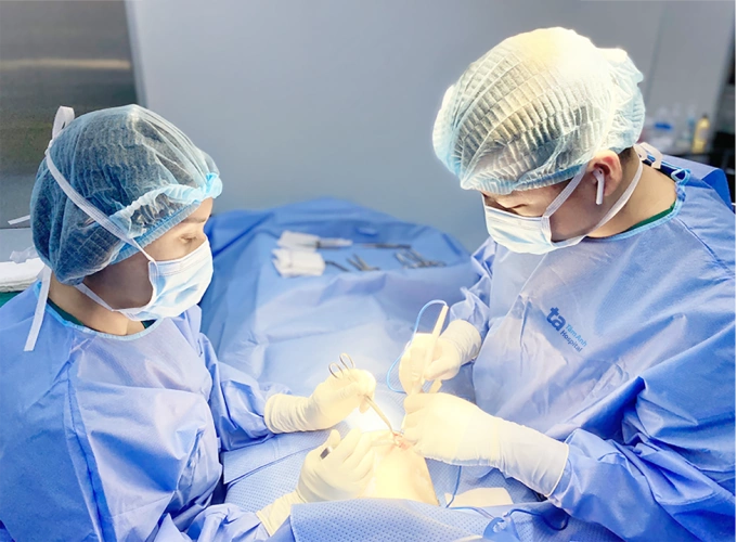 Bác sĩ khoa Ngoại Vú - Đầu Mặt Cổ phẫu thuật cho người bệnh. Ảnh minh họa: Bệnh viện Đa khoa Tâm Anh