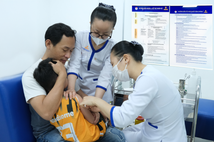 Trẻ nhỏ tiêm vaccine phòng bệnh tại Hệ thống Tiêm chủng VNVC. Ảnh: Mộc Miên