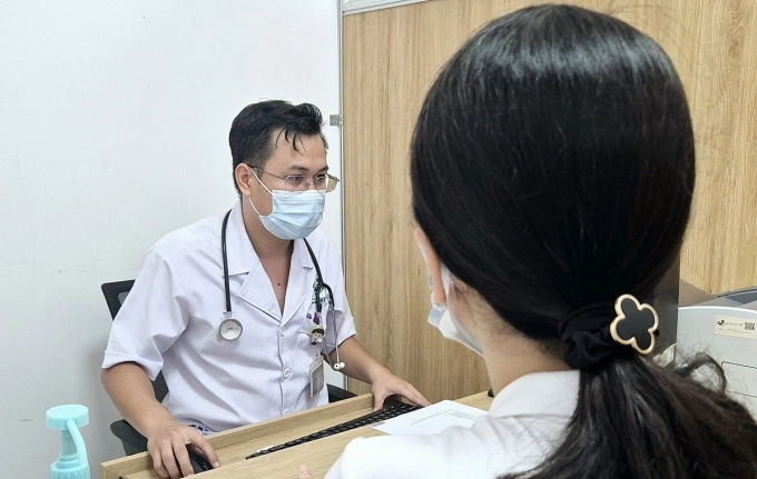 Bác sĩ khám sàng lọc lao tại Bệnh viện Quân y 175. Ảnh: Lê Phương