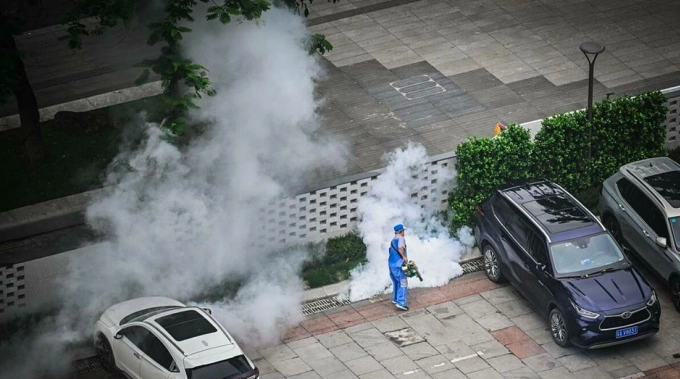 Nhân viên y tế phun thuốc diệt muỗi tại sân để xe của một tòa nhà ở Trung Quốc. Ảnh:VCG