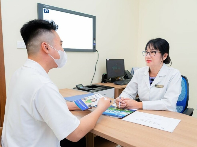 Bác sĩ tư vấn dinh dưỡng phòng ngừa các bệnh liên quan đến rối loạn mỡ máu. Ảnh: Bệnh viện Đa khoa Tâm Anh