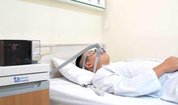 Đo đa ký hô hấp cho người bệnh để xác định tình trạng ngưng thở khi ngủ. Ảnh: Bệnh viện Đa khoa Tâm Anh.