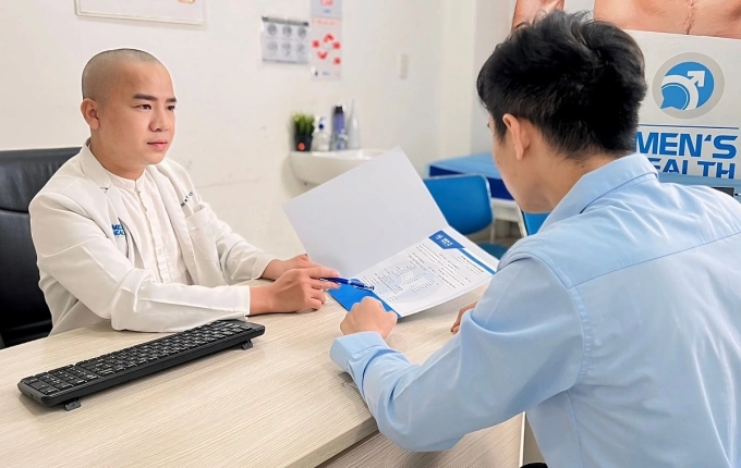 Bác sĩ Duy tư vấn cho bệnh nhân. Ảnh: Lâm Anh