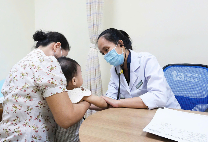 Bác sĩ Hiền khám cho một bệnh nhi. Ảnh minh họa: Bệnh viện Đa khoa Tâm Anh