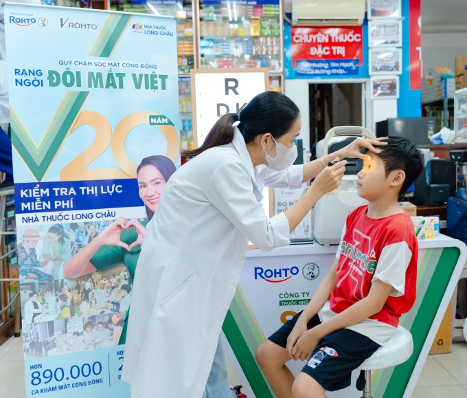 Long Châu phối hợp V.Rohto đẩy mạnh hoạt động cộng đồng Rạng ngời đôi mắt Việt tại TP HCM. Ảnh: LC