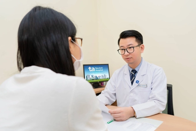 Bác sĩ Hoàng Long tư vấn cho một thai phụ tại Phòng khám Đa khoa Tâm Anh Quận 7. Ảnh minh họa: Thanh Luận