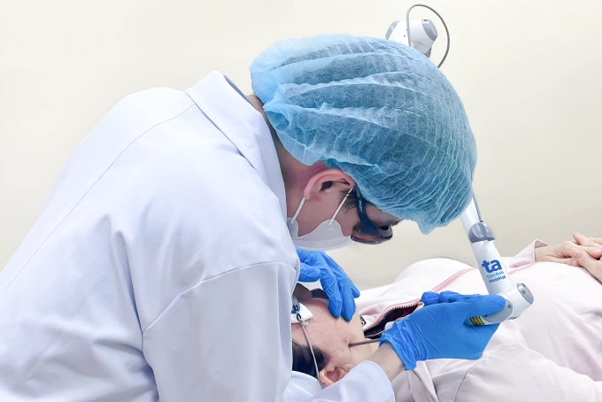 Bác sĩ sử dụng laser pico điều trị đốm nâu cho chị Mỹ. Ảnh: Bệnh viện Đa khoa Tâm Anh