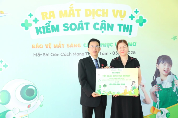 BS.CKII Tăng Hồng Châu - đại diện bệnh viện trao suất khám miễn phí đến đại diện các trường học. Ảnh: Bệnh viện cung cấp