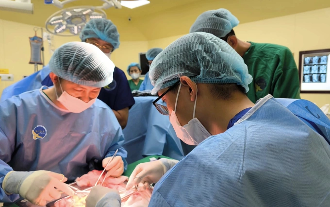 Êkíp phẫu thuật ghép thận cho Hân hồi tháng 5. Ảnh: Bệnh viện cung cấp