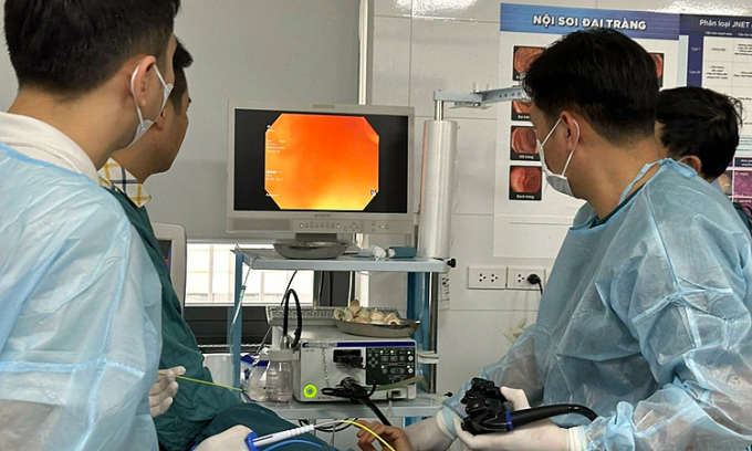 Bệnh nhân nội soi dạ dày, đại tràng tại Bệnh viện Bạch Mai. Ảnh: Lê Nga