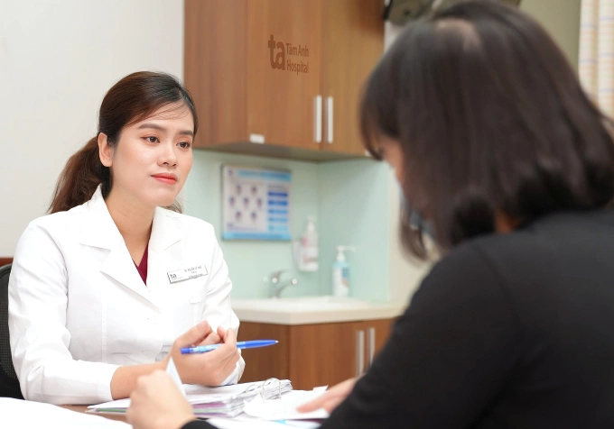 Ths.BS Nguyễn Lệ Thủy đang tư vấn điều trị vô sinh cho một bệnh nhân nữ lớn tuổi. Ảnh minh họa: Bệnh viện Đa khoa Tâm Anh