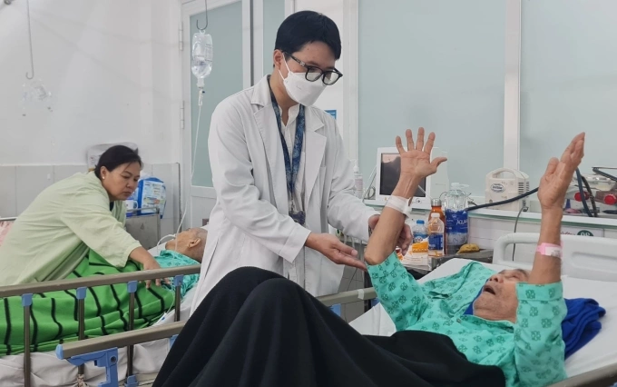Bệnh nhân điều trị đột quỵ tại Bệnh viện Nhân dân 115. Ảnh: Lê Phương