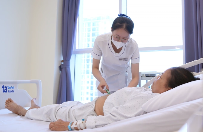 Bệnh nhân được tiêm kháng thể đơn dòng Denosumab. Ảnh: Bệnh viện Đa khoa Tâm Anh