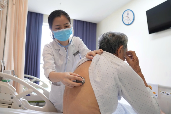 Bác sĩ khoa Nội tổng hợp đang khám cho một người bệnh. Ảnh: Bệnh viện Đa khoa Tâm Anh Hà Nội