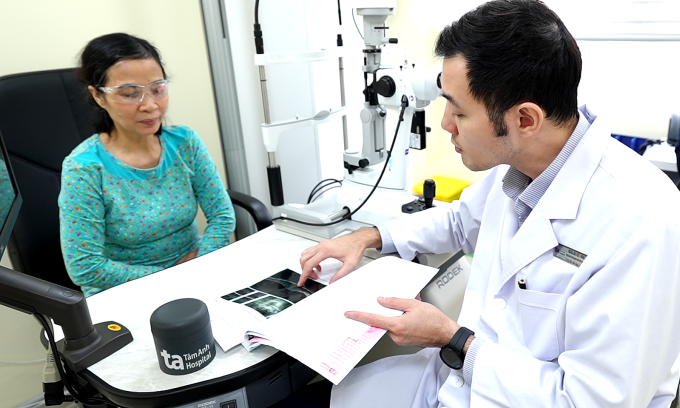 Bác sĩ khám và tư vấn tình trạng mắt cho một người bệnh. Ảnh minh họa: Bệnh viện Tâm Anh