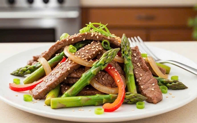 Hạn chế ăn thịt đỏ để kiểm soát tốt cholesterol, tránh tăng mỡ máu. Ảnh: Trọng Nghĩa