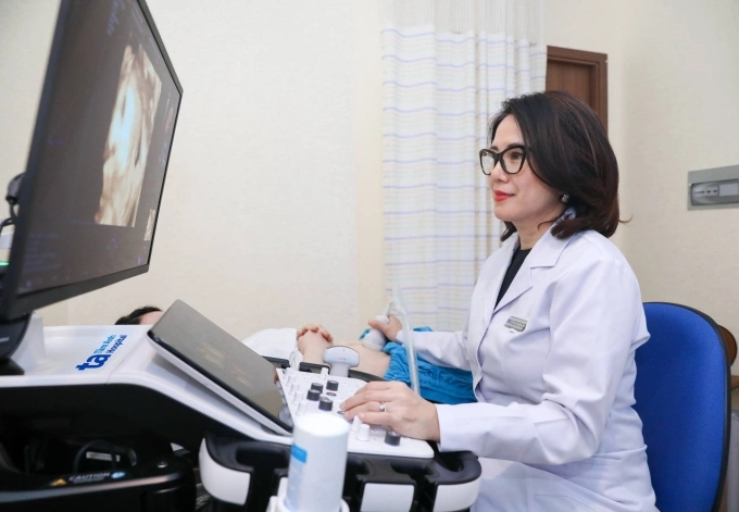 Bác sĩ Nguyên siêu âm cho một thai phụ. Ảnh: Bệnh viện Đa khoa Tâm Anh