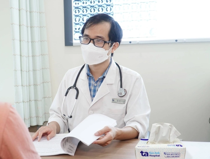 Bác sĩ Ngân tư vấn cho bệnh nhân. Ảnh: Bệnh viện Đa khoa Tâm Anh