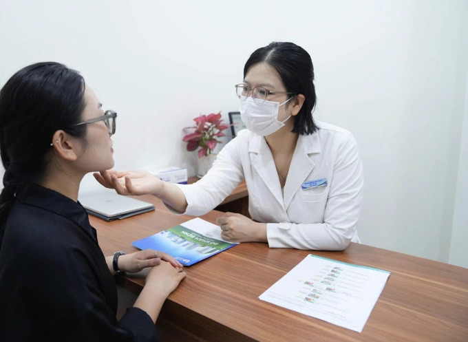 Ths.BS Quách Thu Trang khám da. Ảnh: Bệnh viện Đa khoa Tâm Anh Hà Nội