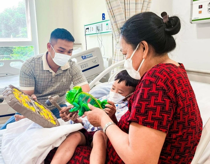 Bệnh nhi khỏe mạnh, sinh hoạt bình thường sau ba ngày mổ tim ít xâm lấn. Ảnh: Hạ Vũ
