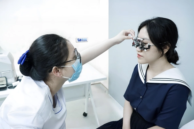 Điều dưỡng kiểm tra thị lực cho người cận thị. Ảnh: Bệnh viện Đa khoa Tâm Anh