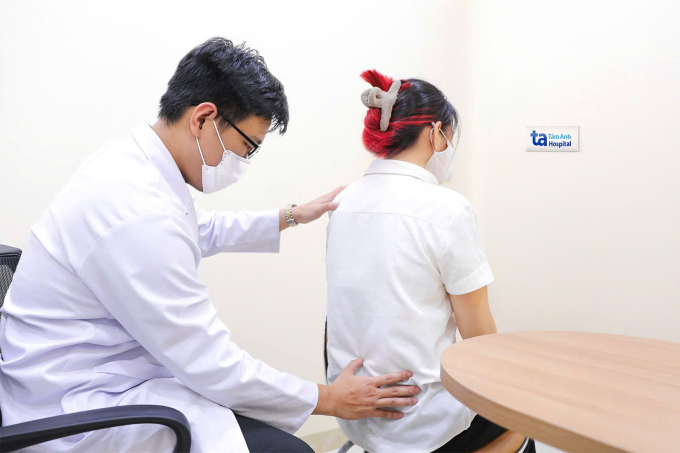 Bác sĩ Sơn đánh giá tình trạng chức năng vùng lưng dưới của người bệnh. Ảnh: Phòng khám Đa khoa Tâm Anh Quận 7
