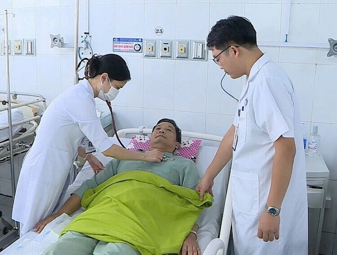 Bác sĩ thăm khám cho bệnh nhân. Ảnh: Bệnh viện cung cấp