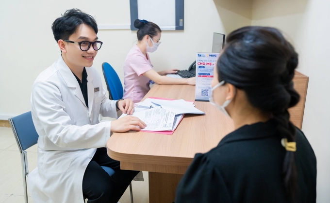 Bác sĩ Trung tâm Sản Phụ khoa tư vấn cho một thai phụ. Ảnh minh họa: Bệnh viện cung cấp
