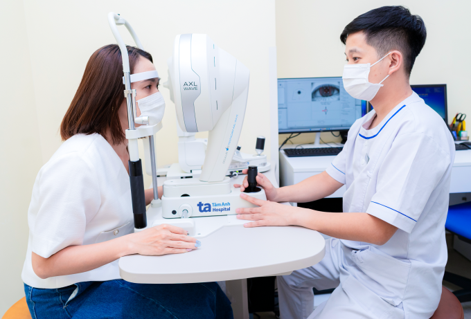 Kỹ thuật viên nhãn khoa kiểm tra thị lực cho một phụ nữ. Ảnh: Bệnh viện Đa khoa Tâm Anh